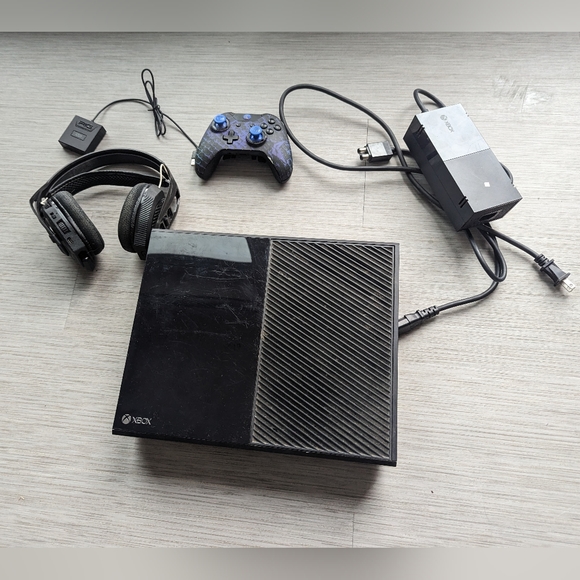 Xbox One 500gb - Picture 1 of 4